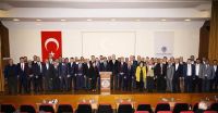İş dünyası: Bayrağımızın altında kenetlendik

TOBB öncülüğünde Konya Sanayi Odası, Konya Ticaret Odası, Konya Ticaret Borsası, İlçe Oda ve Borsalarının ve sivil toplum kuruluşlarının katılımı ile yapılan ortak basın toplantısında Bahar Kalkanı Harekatı'na tam destek verildi.
Türkiye Odalar ve Borsalar Birliği'nin öncülüğünde; Bahar Kalkanı Harekatı'na destek vermek amacıyla tüm Türkiye'de eş zamanlı olarak basın toplantısı düzenlendi.
Konya Ticaret Odası, Konya Ticaret Borsası, Konya Sanayi Odası,İlçe Oda ve Borsaları ve Konya iş dünyasını temsil eden kurumların başkan ve temsilcilerinin katılımı ile düzenlenen toplantıda, Bahar Kalkanı Harekatı'na Konya iş dünyasının vereceği güçlü desteği vurgulamak amacıyla ortak bildiri okundu.