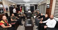 TMO Toprak Mahsulleri Ofisi Y&ouml;netim Kurulu Başkanı ve Genel M&uuml;d&uuml;r&uuml; Ahmet G&uuml;ldal, Alım ve Muhafaza Daire Başkanı G&ouml;khan G&uuml;rb&uuml;z, İnsan Kaynakları Daire Başkanı Fatih Kaya, &Ouml;zel B&uuml;ro Şube M&uuml;d&uuml;r&uuml; Fatih G&ouml;&ccedil;men,Basın Yayın ve Halkla İlişkiler Şube M&uuml;d&uuml;r&uuml; İsmail B&uuml;t&uuml;n, Konya Başm&uuml;d&uuml;r&uuml; Mehmet Barlak, TMO Genel Merkez ve Konya Personelleri Karapınar Ticaret Borsasını ziyaret ettiler.