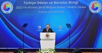 Türkiye Odalar ve Borsalar Birliği (TOBB) 2025 Yılı Hizmet Şeref Belgesi ve Plaket Takdim Töreni, TOBB Başkanı M. Rifat Hisarcıklıoğlu'nun ev sahipliğinde; Cumhurbaşkanı Recep Tayyip Erdoğan, Ticaret Bakanı Ömer Bolat, Adalet Bakanı Yılmaz Tunç ile Sanayi ve Teknoloji Bakanı Mehmet Fatih Kacır'ın katılımıyla TOBB İkiz Kuleler’de gerçekleştirildi.​

Cumhurbaşkanımız Recep Tayyip Erdoğan'ın teşrifleri, Oda ve Borsalarımızın Yönetim Kurulu Başkanları ve Meclis Başkanlarının katılımlarıyla gerçekleşen TOBB 2025 Yılı Hizmet Şeref Belgesi ve Plaket Takdim Töreni'ne Yönetim Kurulu Başkanımız Ahmet Ulusoy ve Meclis Başkanımız Veysel Akkaya katılım sağladı.